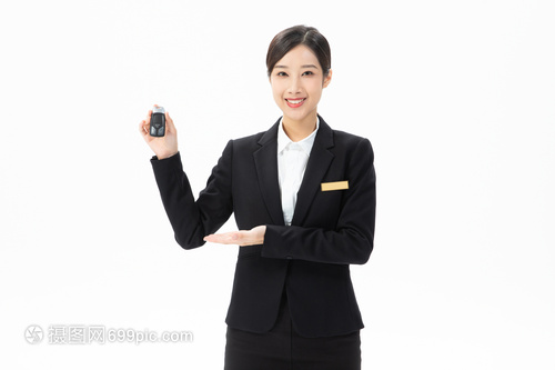 女性汽车销售员展示车钥匙专业摄影指南